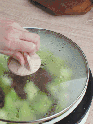 西葫蘆略出水時(shí)，加一小撮鹽調(diào)味。