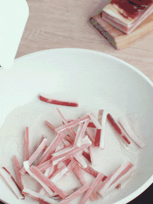 熱鍋涼油，下咸肉絲煸至出油。