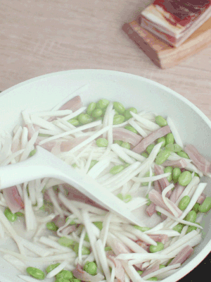 下茭白絲、青豆翻炒。