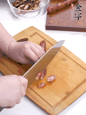 干香菇泡發(fā)切片，金字香腸切片，春筍切大粒。