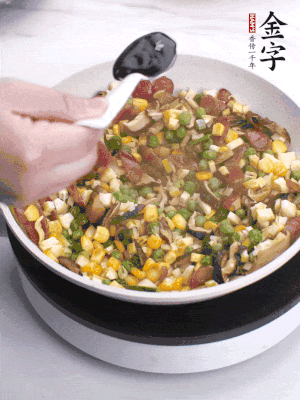 加2勺生抽、1勺蠔油、半勺老抽調(diào)味。