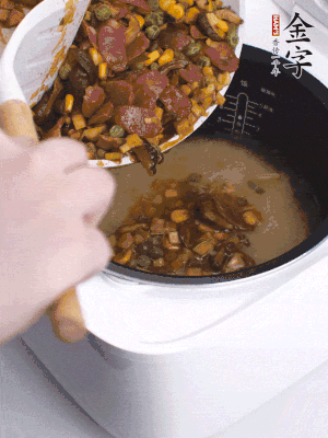 鋪在洗好的大米上，加清水，與食材持平。