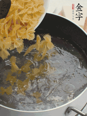 蝴蝶面加橄欖油煮熟；豌豆焯水30秒。