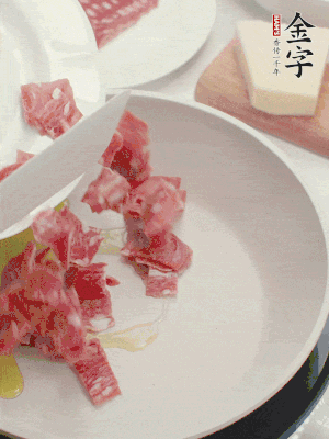 橄欖油煸香金字培根火腿。依次下豌豆、蝴蝶面、洋蔥。