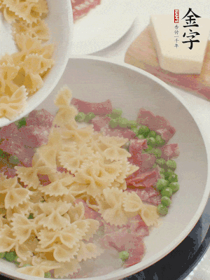 1小勺鹽調(diào)味，混合一起燉煮一下。