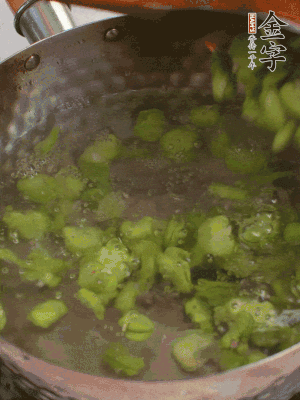 鍋中水沸，放一撮鹽，下蠶豆豆瓣焯3分鐘，下百合，3秒撈出，一起撈出瀝水。