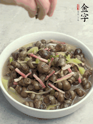 出鍋，撒點(diǎn)蔥花。