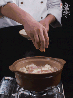 下蝦仁干，煮5分鐘。撒蒜葉，煮1分鐘。