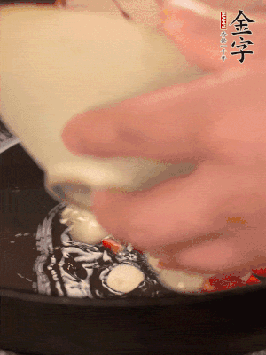 豬油潤(rùn)鍋，下辣椒、大蒜、火腿片煸香。