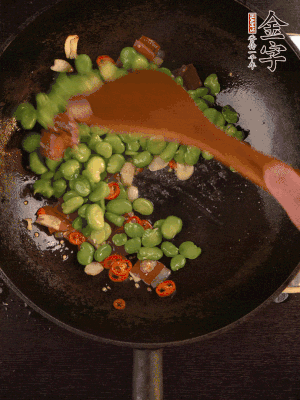 再下蠶豆煸炒，加1勺料酒調(diào)味。
