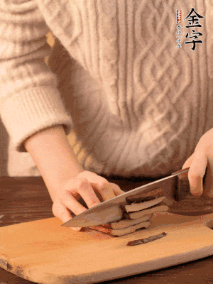 金字淡咸肉、香干分別切丁。