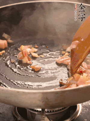 熱油爆香大蒜粒，煸香咸肉丁，淋一勺黃酒調(diào)味。