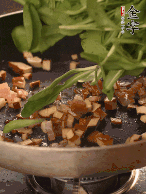 再放香干煸炒，最后放馬蘭頭翻炒至變軟。