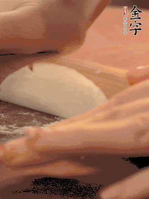 餃子皮邊緣搟薄，整體搟成1.5倍大小。