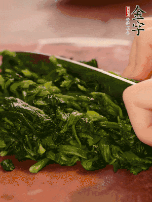 洗凈的菠菜加鹽焯水，撈出晾涼后攥干切碎。胡蘿卜切細絲。金字烤腸切園片。