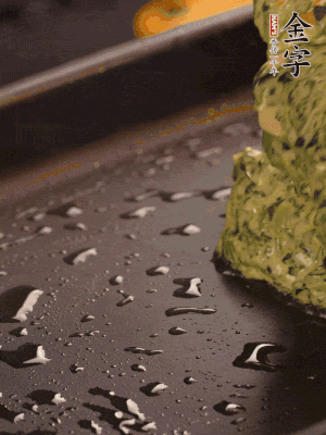 熱鍋擦一下油，下面糊攤平。