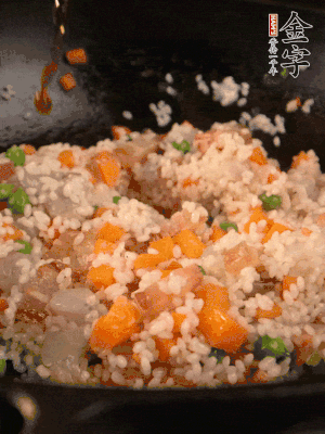 加入糯米翻炒均勻。最后加入蝦仁，用1勺料酒、1勺生抽、1/2勺鹽調(diào)味。