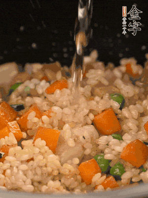 把食材轉(zhuǎn)移到電飯鍋中，倒入點清水，正常煮飯。