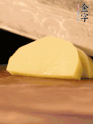 土豆去皮切丁。水開后，放入鍋中煮2-3分鐘，撈出瀝干水分。