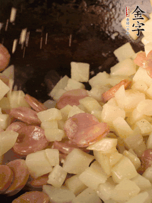 再放烤腸片煎熟。撒點鹽、孜然粉、辣椒面。