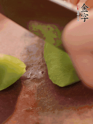 萵筍切滾刀塊。