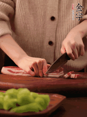 金字淡咸肉切片，冷水入鍋，加姜片、料酒略焯水。同步，五花肉切塊焯水。