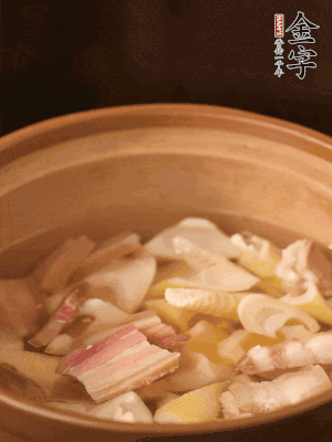 春筍、咸肉、咸肉一起入砂鍋，加姜片、料酒、清水大火煮沸到湯色變白。轉(zhuǎn)小火慢篤半小時(shí)。