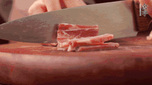 200g金字淡咸肉、100g冬筍、100g香干分別切細(xì)丁。