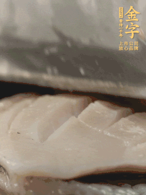 鮑魚(yú)用勺子撬出來(lái)，去掉內(nèi)臟和牙齒，加面粉、白醋、鹽、啤酒抓一下，清水洗凈，切花刀。