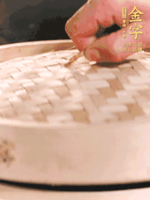 醬鴨半只加姜片、蔥、黃酒上鍋蒸20分鐘。