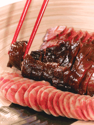 香腸、醬肉適合切片、醬鴨適合切塊。