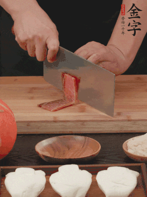 金字火腿上方切薄片。