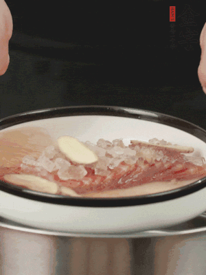置于盤中，加冰糖100g、黃酒100g、水200g，上鍋蒸20分鐘。