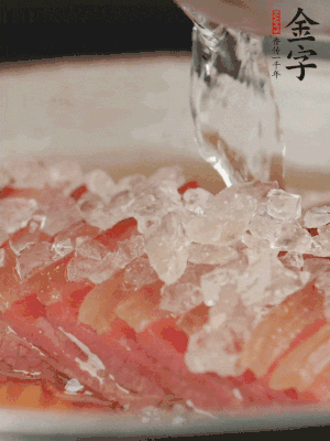 依舊放上冰糖100g、黃酒100g、水200g，鍋中再蒸15分鐘。