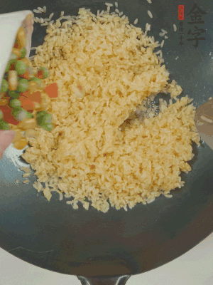 下豌豆粒、胡蘿卜粒、玉米粒。（買現(xiàn)成冷凍的雜菜即可，非常方便）