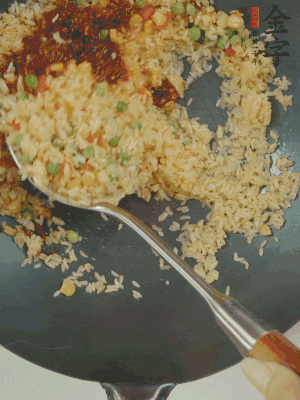 翻炒熟后，加金字火腿XO醬。