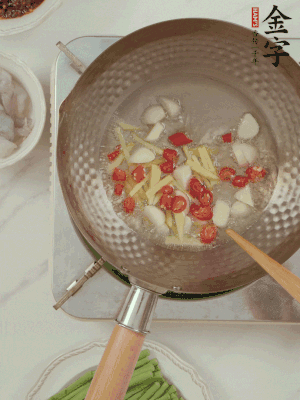 油7成熱時(shí)，下大蒜粒、姜絲、小米辣煸香。