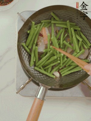 下掰好的缸豆段翻炒，略燜煮。