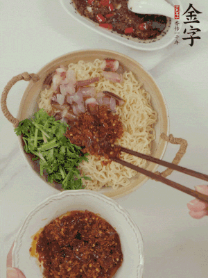 在面上鋪魷魚、香菜、金字火腿大師醬。