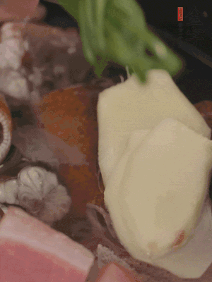 加姜片、蔥結、料酒。