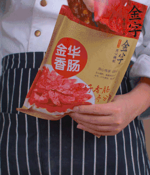 香腸切成斜片，小米辣切成斜片。