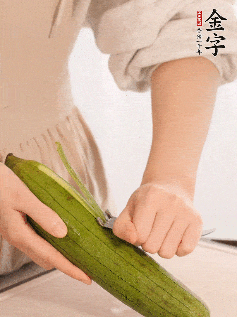 絲瓜去皮切滾刀塊用鹽殺一下水分洗凈。