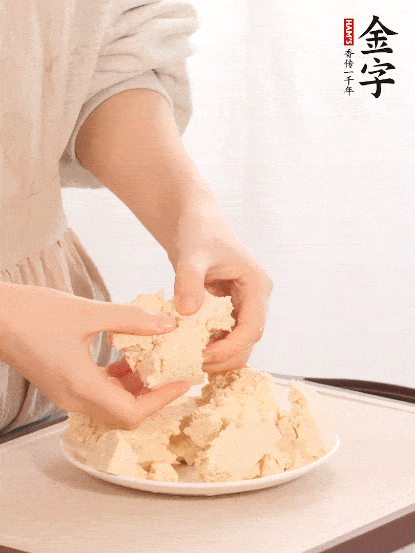 老豆腐用手掰成塊。