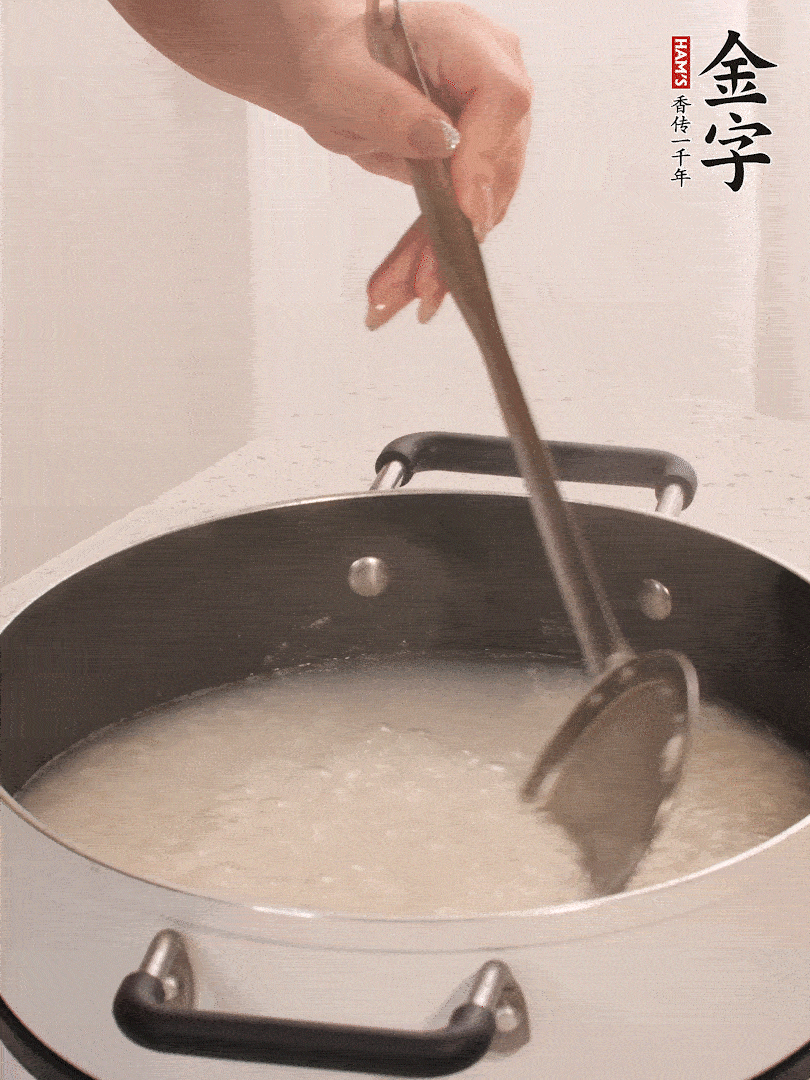 香菇、土豆、胡蘿卜、金字土香腸切小塊。