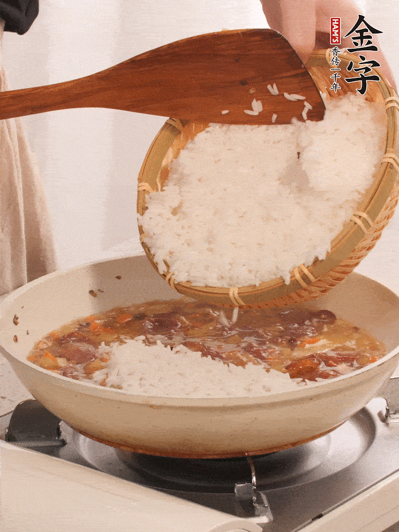 熱鍋燒油，香腸煸出油，加姜片去腥，加土豆、胡蘿卜、香菇翻炒到半熟，隨后加豆角、2小勺鹽、1大勺生抽，煸炒均勻。