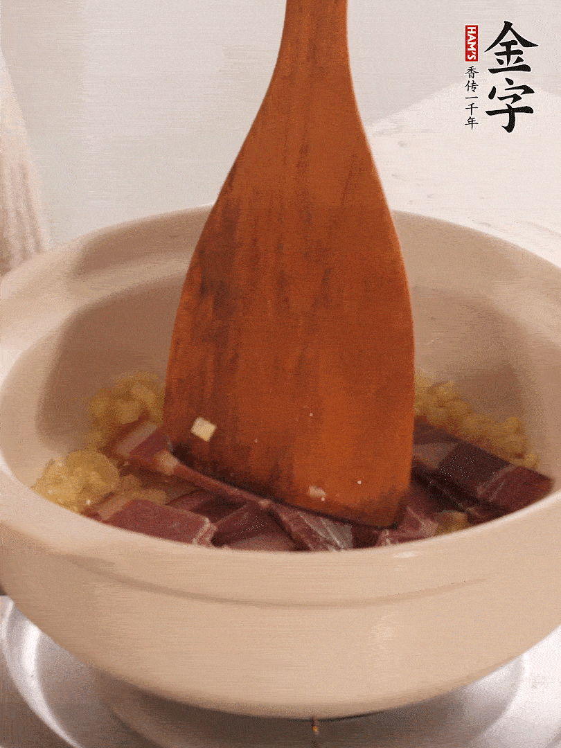 加熱水，加入白菜蓋上蓋子煨煮3分鐘。