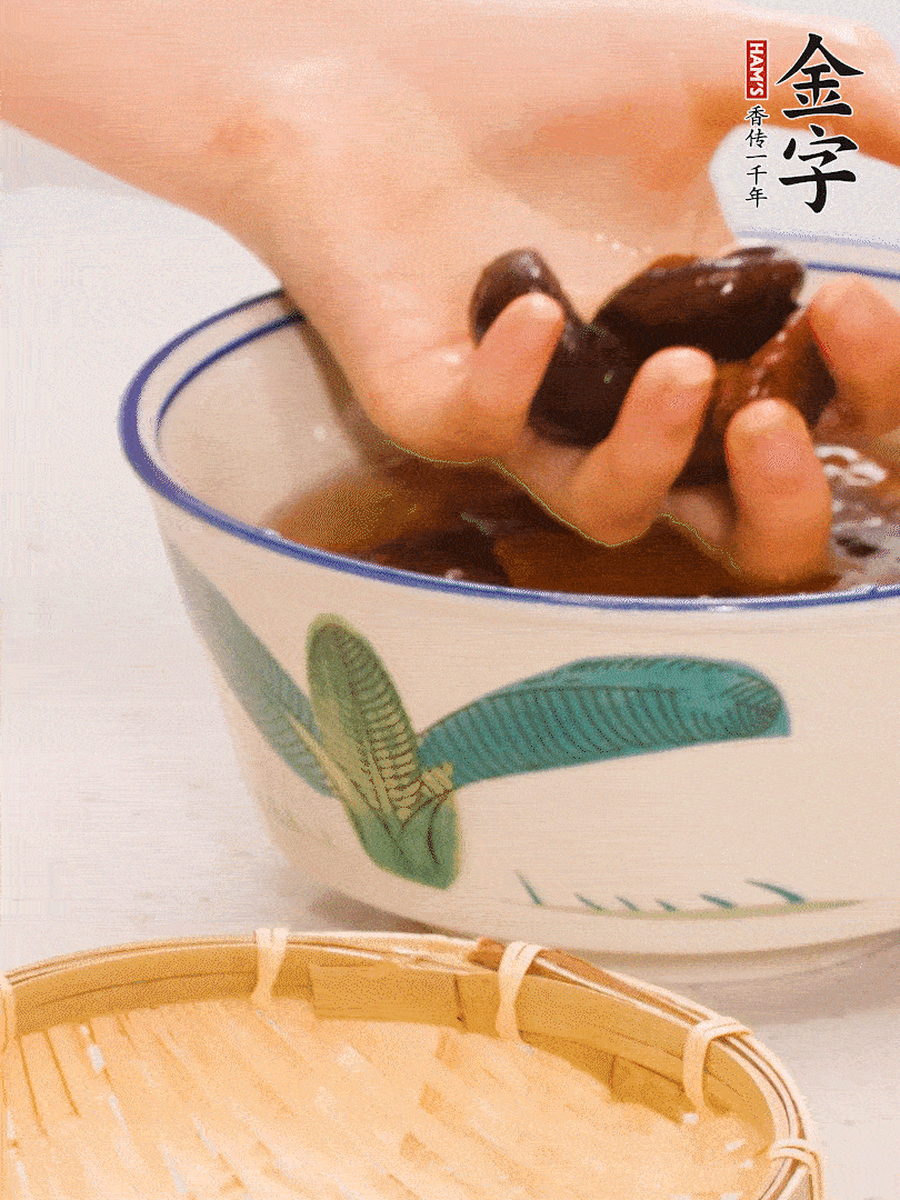 干香菇提前泡發(fā)切片，泡香菇水留著備用。