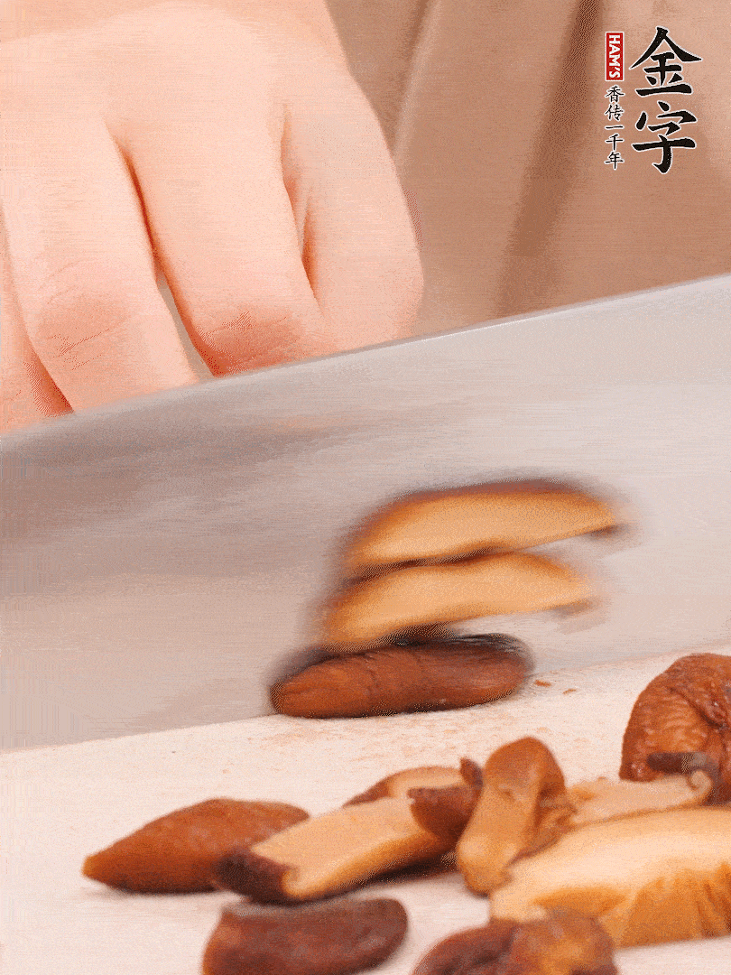 干香菇泡發(fā)，切成小塊。