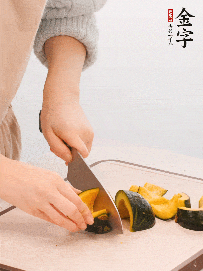 貝貝南瓜切小塊，生姜切成姜絲。