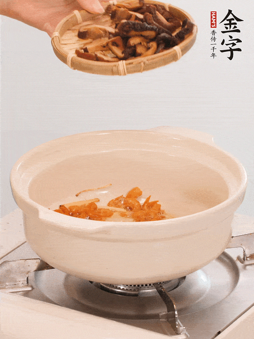 砂鍋倒入少許油，放入姜絲、海米小火煸香；再放入香腸、南瓜、干香菇一起翻炒2分鐘。